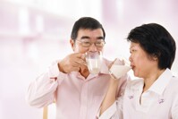 15 loại sữa tốt cho xương khớp người già, người thoái hóa cột sống