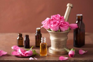 15 tác dụng tinh dầu hoa hồng trị mụn dưỡng da và 2 lưu ý khi dùng