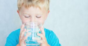 5 cách giúp trẻ đi ngoài khi bị táo bón