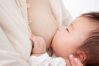 5 lợi ích của bú sữa mẹ so với sữa công thức