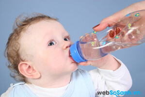6 cách đơn giản giúp mẹ chống nóng mùa hè cho bé hiệu quả