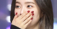 Ai nói sơn móng tay trơn là đơn điệu, nhìn Red Velvet nghĩ khác liền