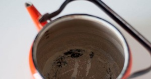 Ấm đun nước siêu tốc bị gỉ sét có nên dùng tiếp không?