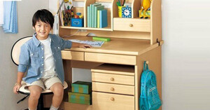 Bàn học gỗ ép có tốt không? Giá bao nhiêu?