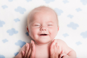 Bí quyết bảo vệ da mịn màng cho bé trong mùa đông