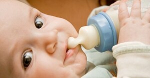 Cách chọn núm ti cho bé tập bú bình