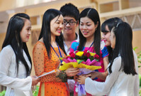 Cách chọn quà tặng 8.3 ý nghĩa cho cô giáo