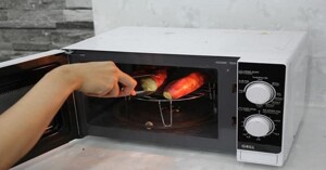 Cách dùng chức năng nướng của lò vi sóng chế biến món thịt và rau củ nướng