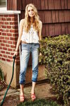 Cách mix đồ với chiếc quần jeans xé gấu - item HOT nhất hiện nay