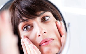 Cách trang điểm giúp tạm biệt quầng thâm