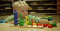 Chọn đồ chơi cho trẻ từ 0 - 3 tuổi phù hợp với phương pháp Montessori