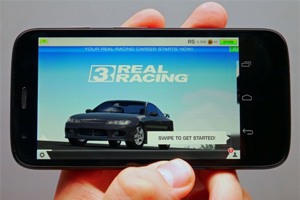 Chọn Zenfone 2 hay Motorola Moto G (2014) ở phân khúc tầm trung?