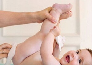 Có nên dùng khăn giấy ướt cho trẻ sơ sinh hay không?