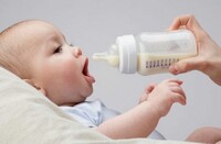 Có nên mua bình sữa thủy tinh cho bé hay không?