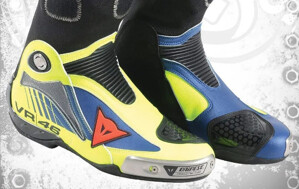 Giày moto chống nước nào tốt: Scoyco Dainese Alpinestars SIDI