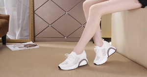 Giày thể thao nữ đế cao hàng hiệu nên mua ở đâu thì chất lượng?