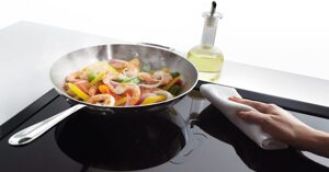 Hướng dẫn các bước vệ sinh bếp hồng ngoại đúng cách tại nhà