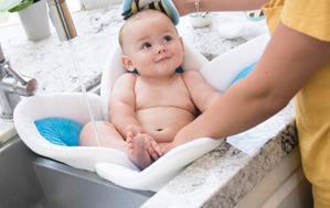 Hướng dẫn cách tắm cho trẻ sơ sinh chưa rụng rốn an toàn sạch sẽ