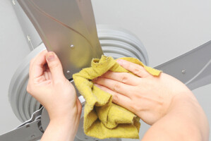 Hướng dẫn cách vệ sinh và bảo dưỡng quạt trần tại nhà
