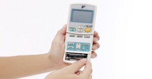 Hướng dẫn chi tiết cách thay pin cho remote điều  hòa Daikin, Toshiba, Panasonic