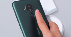 Kiểm chứng sức nặng từ viên pin 6000mAh trên Nokia C30