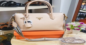 Làm sao để nhận biết túi xách Prada thật hay giả?