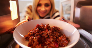 Lời buộc tội: Lò vi sóng làm mất giá trị dinh dưỡng thực phẩm là đúng hay sai ?