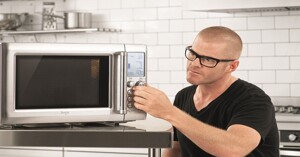 Lỗi thường gặp ở lò vi sóng và cách xử lý sự cố nhanh chóng