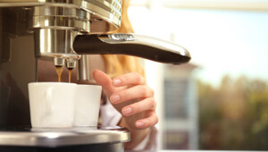 Máy pha cà phê Electrolux ECM3505 có tốt không? 7 lý do nên mua dùng