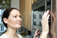Nên chọn mua lò vi sóng cơ hay lò vi sóng điện tử?