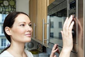 Nên chọn mua lò vi sóng cơ hay lò vi sóng điện tử?