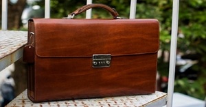 Nên chọn thương hiệu túi xách nam hàng hiệu nào?