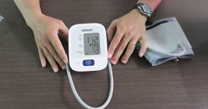 Nên mua máy đo huyết áp điện tử Omron nào, phân tích ưu điểm từng loại