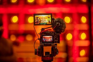 Nên mua máy quay phim của hãng nào tốt giữa Sony, Canon hay Toshiba?