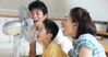 Nếu không có điều hòa, bạn vẫn có thể giảm nhiệt hiệu quả bằng quạt điện theo cách này