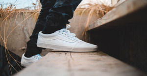 Những đôi giày sneaker trắng đáng mua nhất 2021