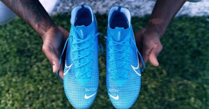 Những lợi ích tuyệt vời khi mua giày bóng đá chính hãng