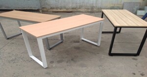 Những mẫu bàn làm việc văn phòng khung sắt mặt gỗ kiểu chữ nhật đơn giản đẹp và giá rẻ