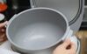 Nồi cơm điện bị tróc lớp chống dính? Nên dùng tiếp hay đổi nồi mới