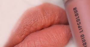 Review son kem MAC 989 – lì mịn, phủ cam hồng sương sương