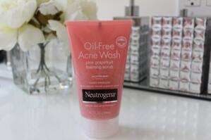 Review sữa rửa mặt trị mụn Neutrogena Visibly Clear Gel Nettoyant Exfoliant Pamplemousse Rose