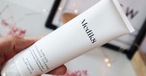 Review về dòng sữa rửa mặt Medik8 Surface Radiance Cleanse xem nên rinh không?