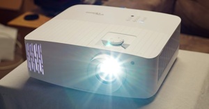 So sánh 2 chiếc máy chiếu Optoma UHD50X và Epson 5050UB