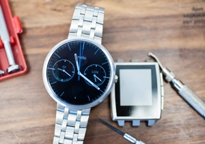 So sánh đồng hồ thông minh Motorola Moto 360 và Pebble Time