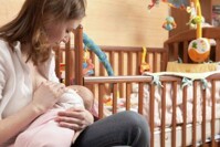 So sánh dưỡng chất có trong sữa mẹ và sữa bò