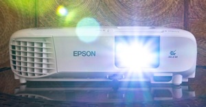 So sánh hai chiếc máy chiếu Epson Home Cinema 880 và 1080