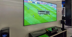 So sánh hai chiếc máy chiếu Epson EpiqVision Ultra LS500 và Optoma P1