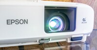 So sánh hai chiếc máy chiếu Epson Home Cinema 880 và 2250