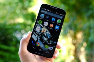 So sánh khả năng hiển thị của LG G Flex và Moto X