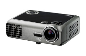 So sánh máy chiếu mini giá rẻ Royaltek RPJ-2000 và Optoma EW330